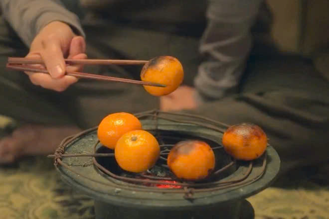 Ở đảo Jeju, quýt không chỉ là một loại trái cây đặc sản mà còn được biến tấu thành nhiều món ăn khác nhau. Trong đó, quýt nướng là một món ăn nhẹ đã có từ rất lâu đời. Món ăn này đặc biệt được ưa chuộng vào mùa đông, khi thời tiết lạnh giá khiến người ta khao khát một thứ gì đó ấm áp.