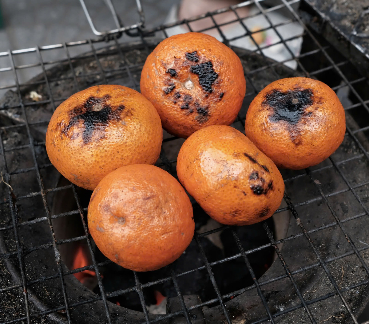 Quýt nướng trên vỉ than hoa: Có thể đặt trực tiếp nướng trên vỉ than hoa. Nếu không muốn bị cháy sém, bạn bọc vào trong 1 lớp giấy bạc rồi đem nướng trên than hồng cũng được. Với cách này sẽ giữ được độ ẩm, tăng độ ngọt của phần thịt quýt. Cần tránh để phần vỏ quýt cháy quá mức vì không chỉ khó bóc mà còn có thể làm mất đi sự cân bằng hương vị của món quýt nướng.