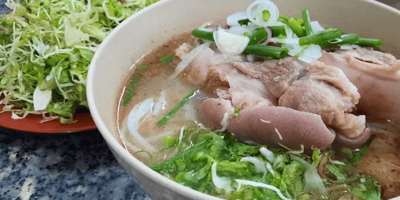 Đặc điểm của bún chìa Buôn mê Thuột chính là sự đầy đặn mà ai cũng phải ấn tượng, khúc giò chìa lớn chính là tâm điểm chú ý trên mỗi tô bún. Ảnh Internet