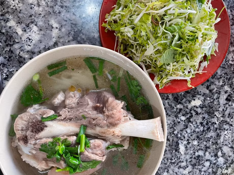 Bún chìa Buôn Ma Thuột không chỉ là món ăn ngon mà còn là nét đẹp văn hóa của người dân Tây Nguyên. Với hương vị đặc trưng, món ăn này đã chinh phục được nhiều thực khách và trở thành biểu tượng ẩm thực nhất định phải thử khi du lịch Đắk Lắk và ghé thăm Buôn Ma Thuột. Ảnh Internet