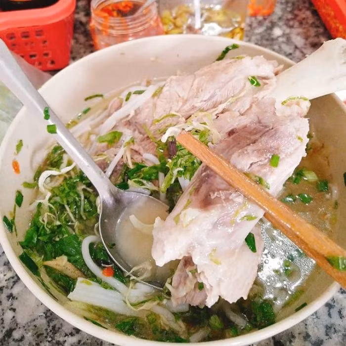 Thay vì sử dụng thịt bò như bún bò Huế, người dân Ban Mê sử dụng thịt chìa (giò chìa), tảng thịt ngon nhất phía chân sau của con heo, hình dáng như đùi gà, thớ thịt vừa dai, vừa mềm, bên trong là sụn và không có mỡ. Ảnh Internet
