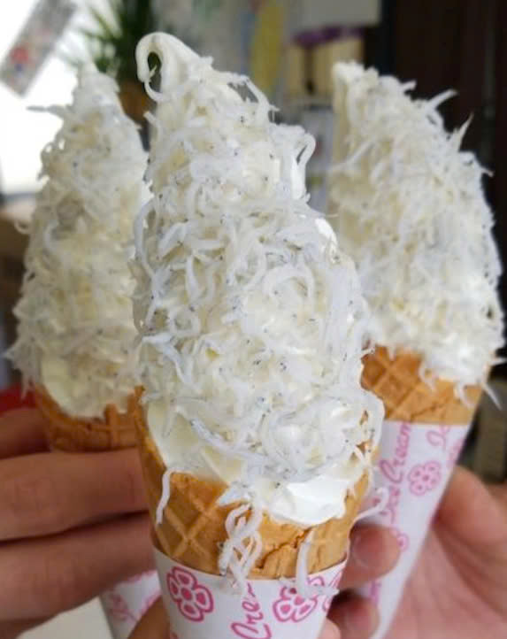 Món kem cá cơm Shirasu có nguồn gốc từ đảo Enoshima, thuộc tỉnh Kanagawa – nơi nổi tiếng với các món ăn chế biến từ cá cơm trắng.