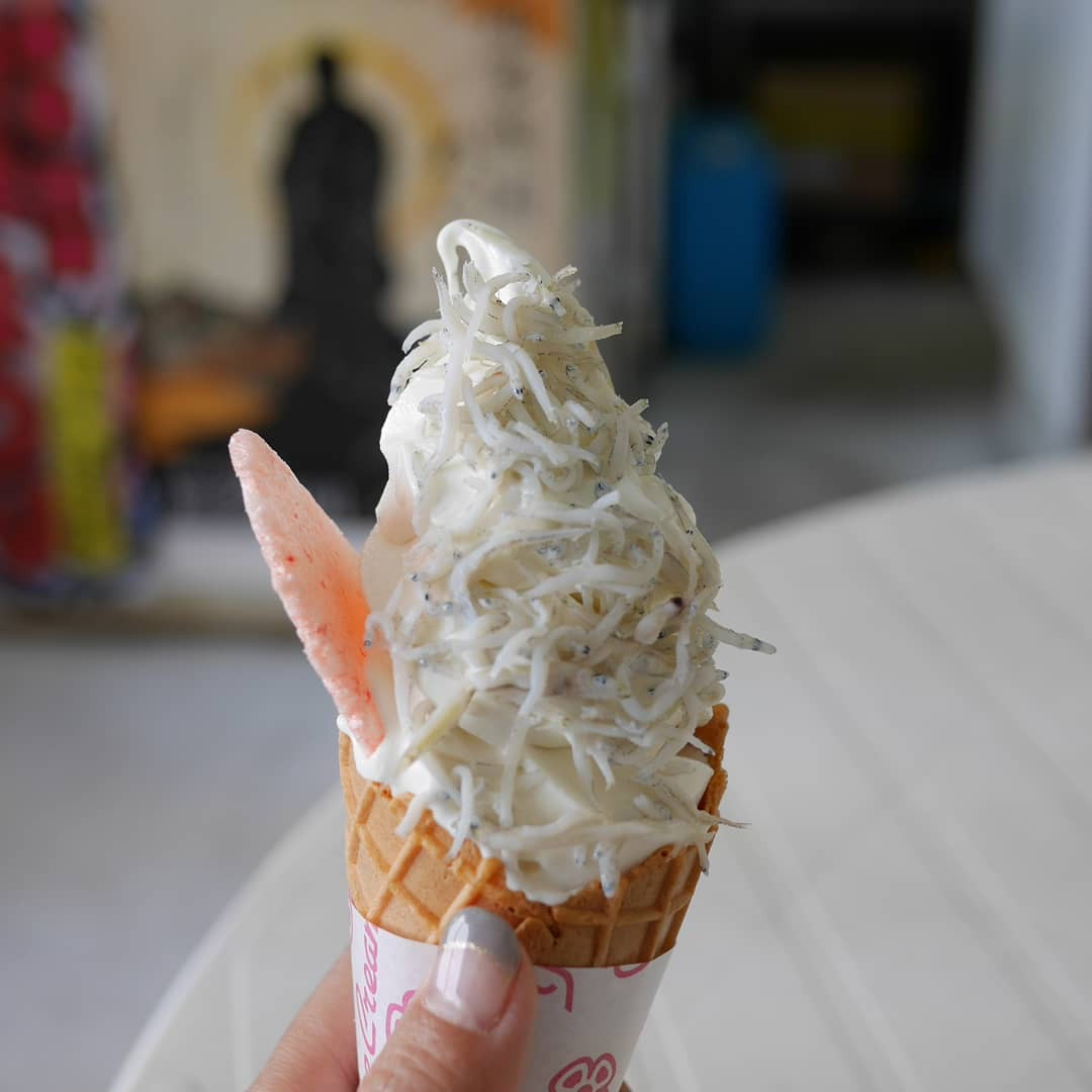 Ngay khi hình ảnh và video về kem Shirasu lan truyền trên mạng xã hội, đã có vô số bình luận trái chiều. Ảnh Internet