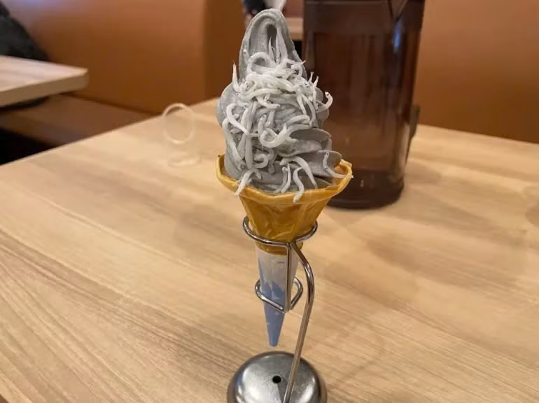 Khi thưởng thức, thực khách sẽ cảm nhận được sự hòa quyện độc đáo, tạo nên một trải nghiệm vị giác mới lạ. Một số người cho rằng đây là sự kết hợp đầy sáng tạo, giúp cân bằng vị ngọt và mặn một cách tinh tế. Ngược lại, nhiều thực khách lại bày tỏ sự hoang mang khi nếm thử, cho rằng vị cá trên kem là một sự kết hợp “điên rồ” và khó nuốt. Ảnh Internet