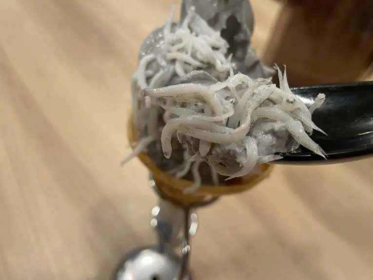 Tuy nhiên, việc đưa nguyên liệu này vào kem tươi lại là một bước đột phá mới của các cửa hàng kem tại đây. Với giá khoảng 550 yên (tương đương gần 100.000 đồng), món kem này nhanh chóng thu hút sự tò mò của du khách. Ảnh Internet