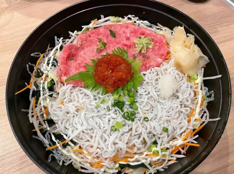 Cá cơm (shirasu) thường được sử dụng trong các món cơm, mì hoặc làm topping cho sushi. Ảnh Internet