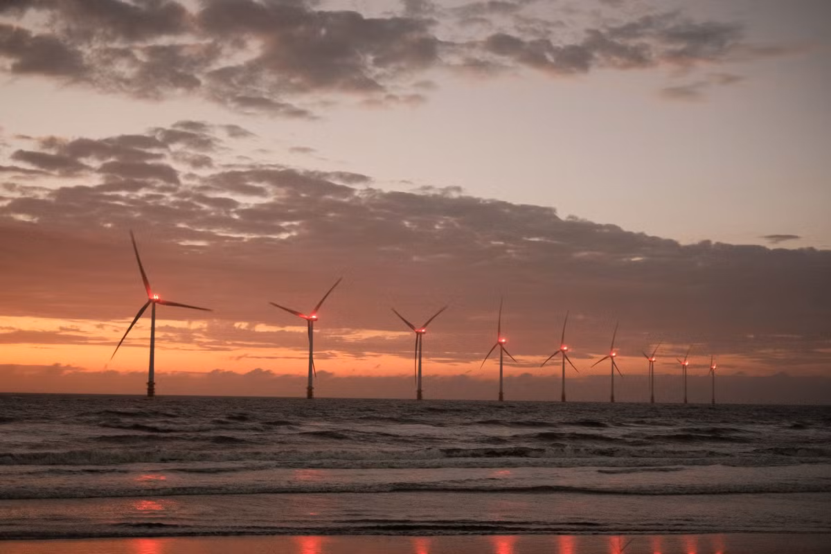 Buổi sáng, ánh bình minh nhuộm vàng mặt biển, làm sáng bừng khung cảnh yên ả của vùng biển miền Tây. Ảnh Chuyến đi của Tali