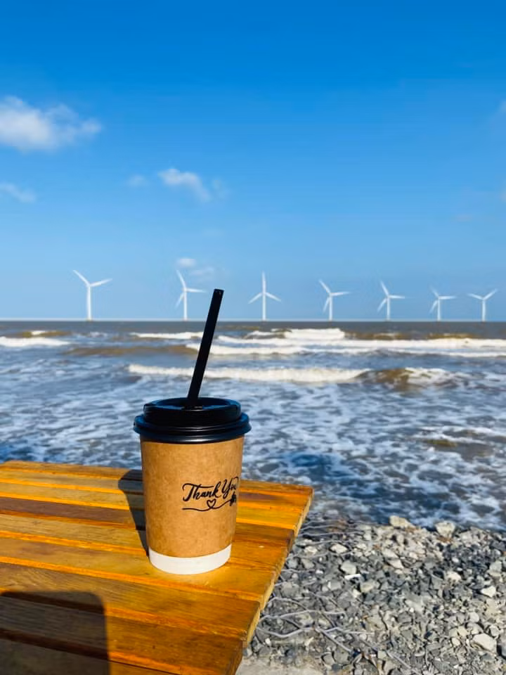 Ngồi nhâm nhi ly cà phê nghe sóng vỗ rì rào, tận hưởng làn gió mát được thổi vào từ biển sẽ đem đến cho du khách những giây phút nghỉ ngơi cực kỳ bình yên. Ảnh Nguyễn Nhi