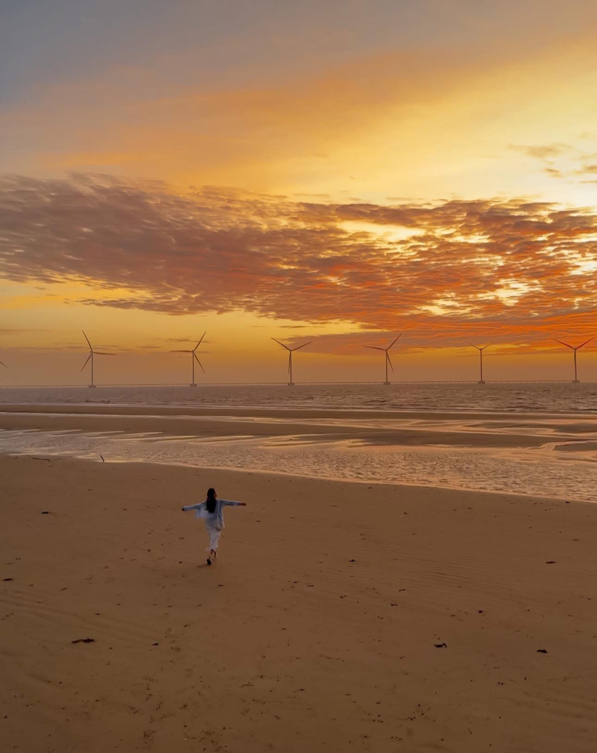 Với bờ cát dài, nước biển trong xanh cùng hệ sinh thái ven biển phong phú, nơi đây mang đến một vẻ đẹp yên bình, mộc mạc nhưng đầy cuốn hút. Ảnh Chuyến đi của Tali