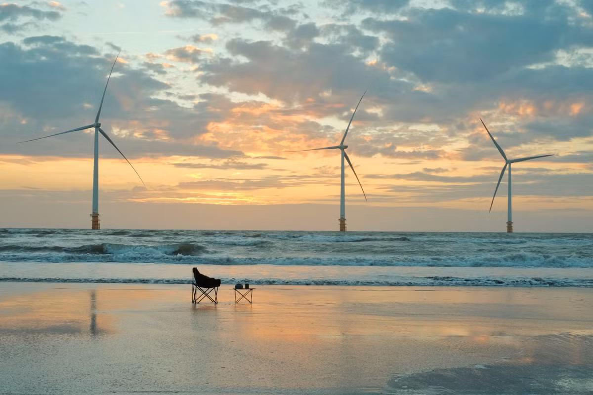 Với vẻ đẹp hoang sơ, không khí trong lành cùng ẩm thực phong phú, biển Ba Động là điểm đến lý tưởng cho những ai muốn tìm kiếm sự thư giãn giữa thiên nhiên thuần khiết. Ảnh Ngố