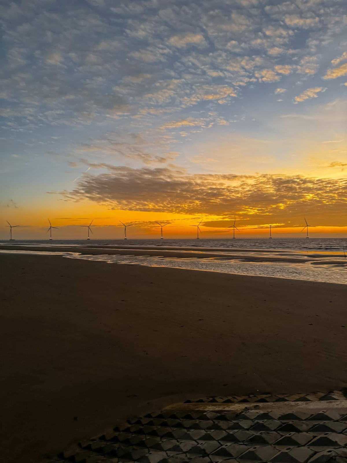 Chiều đến, hoàng hôn buông xuống, nhuộm cả không gian với gam màu đỏ cam đầy lãng mạn, khiến du khách không khỏi ngẩn ngơ trước vẻ đẹp này. Ảnh Chuyến đi của Tali