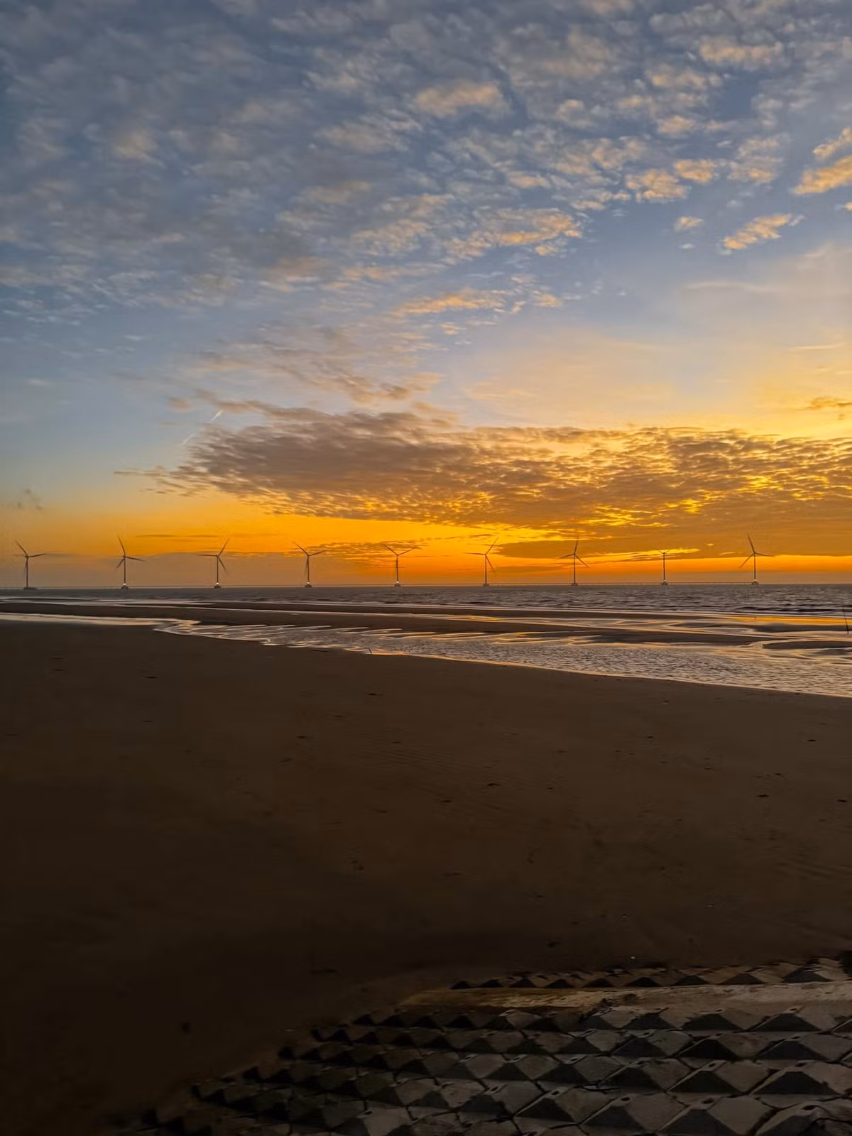 Chiều đến, hoàng hôn buông xuống, nhuộm cả không gian với gam màu đỏ cam đầy lãng mạn, khiến du khách không khỏi ngẩn ngơ trước vẻ đẹp này. Ảnh Chuyến đi của Tali