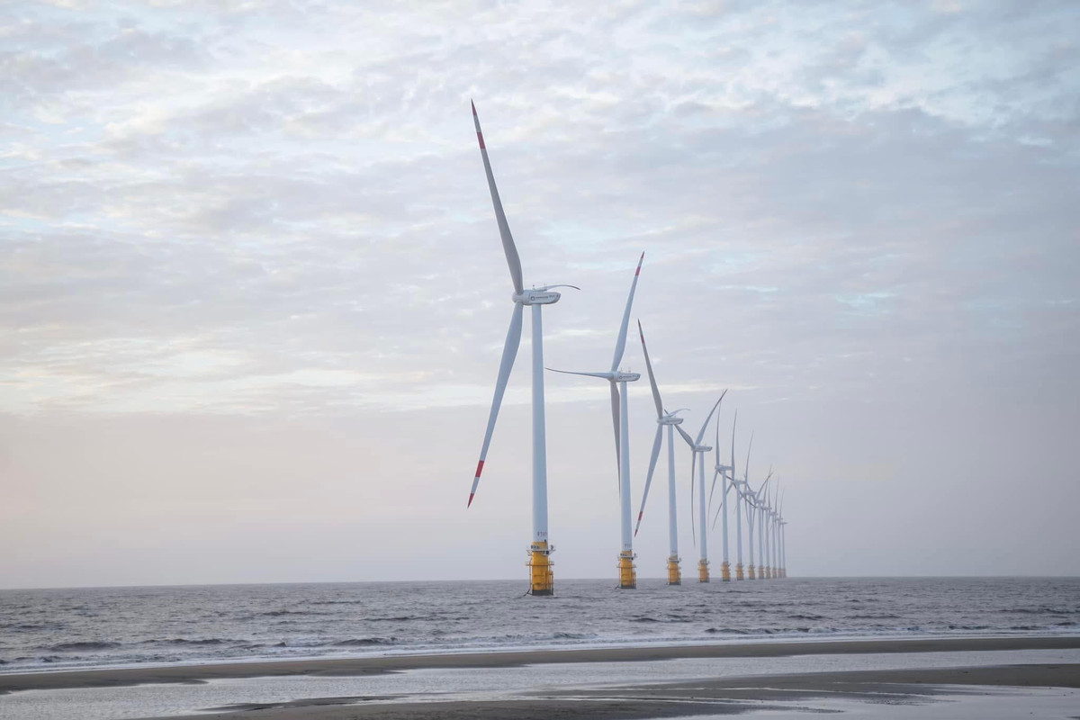 Ngoài vai trò là thiên đường du lịch, bãi biển Ba Động còn là nơi tọa lạc của Dự án Điện gió Hàn Quốc, nơi công nghệ điện gió hiện đại hòa quyện với sự thanh bình của đại dương, mang đến góc nhìn mới mẻ về sự hòa quyện giữa thiên nhiên và các giải pháp năng lượng sáng tạo. Ảnh Chuyến đi của Tali