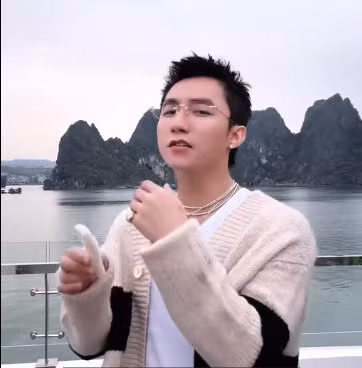 Mới đây, trong video đăng trên Tiktok, ca sĩ Sơn Tùng M-TP đứng trên du thuyền ở vịnh Hạ Long, vừa tận hưởng cảnh sắc vừa ăn một đặc sản nổi tiếng của Quảng Ninh. Ảnh Cắt từ video