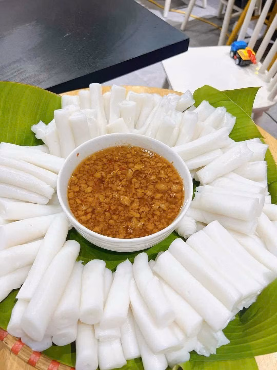 Bánh gật gù thoạt nhìn sẽ giống với bánh cuốn hoặc bánh phở được làm thủ công từ bột gạo, có màu trắng tinh, nhưng đặc biệt ở chỗ là không có nhân. Ảnh Internet