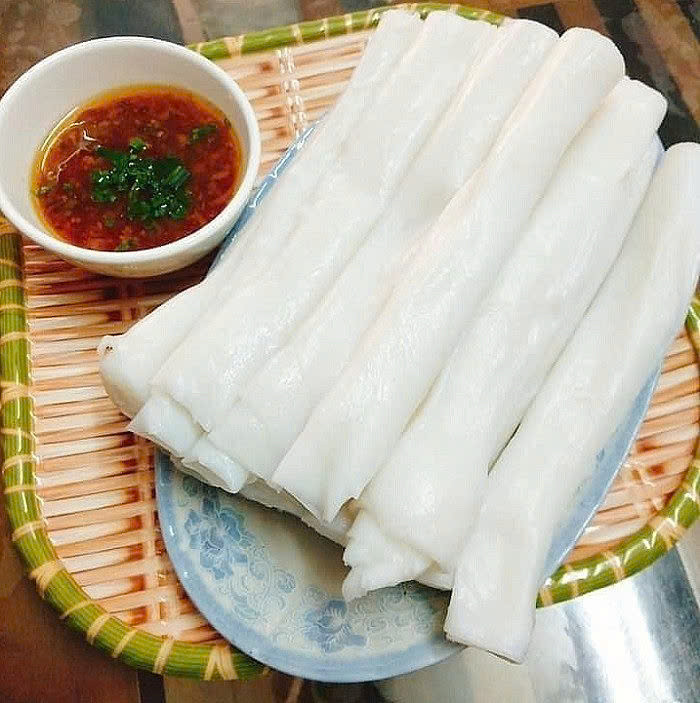 Nước chấm bánh gật gù được pha chế theo công thức đặc biệt có hành khô phi vàng cho vào mỡ gà. Tiếp theo là cho thịt băm, chút mắm, tiêu vào đảo qua đảo lại để hỗn hợp sôi nhẹ thì tắt bếp và cuối cùng rắc ít ớt thái lát vào. Nước chấm bánh thơm phức, béo ngậy. Ảnh Internet