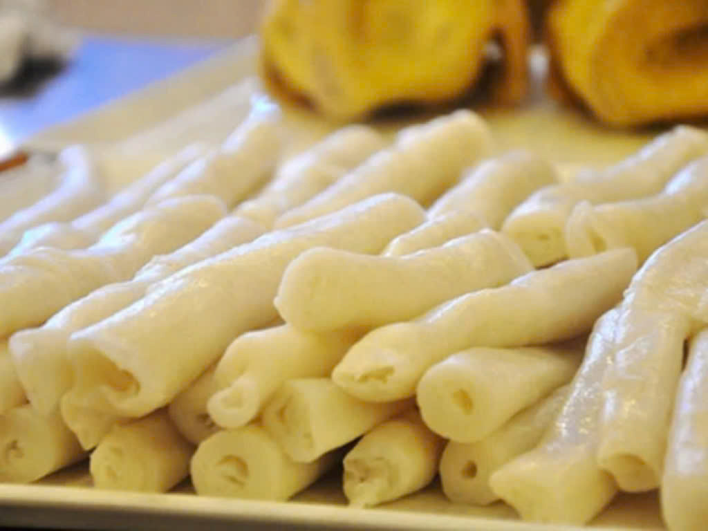Mỗi chiếc bánh sẽ được cuốn thành cuộn dài, chặt tay nhưng vẫn giữ được độ mềm dẻo quẹo, hương vị thơm ngon khi được chấm cùng với nước mắm pha riêng của vùng đất Quảng Ninh. Ảnh Internet