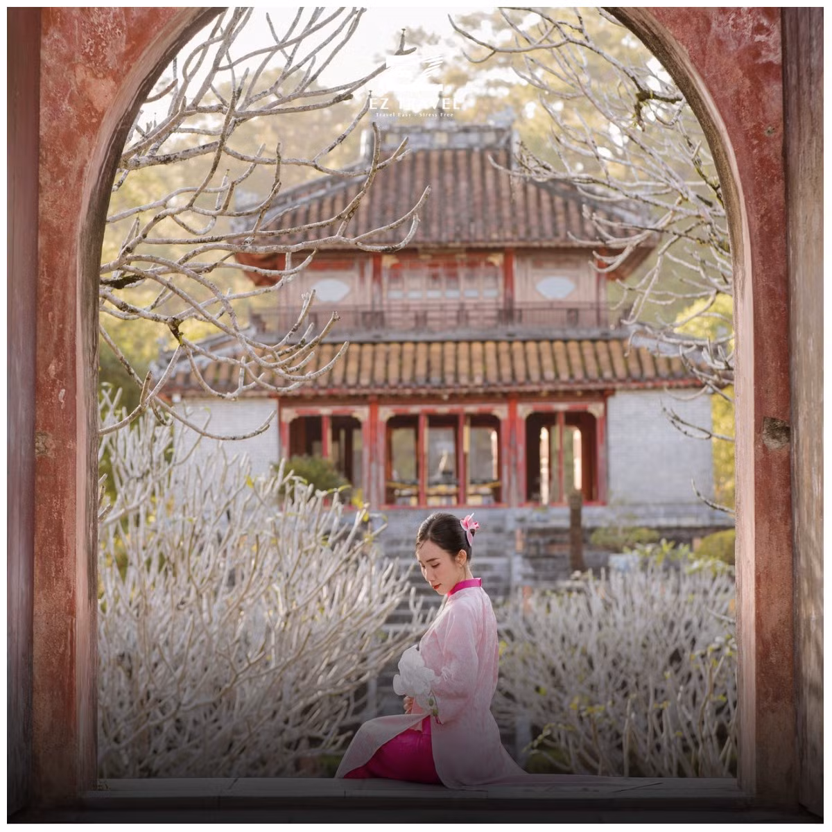 Dạo quanh lăng trong một ngày nắng đẹp, du khách nhất định sẽ bị ấn tượng với cảnh sắc rất đỗi nên thơ và thêm chút thi vị, miên man hoài cổ nơi này. Ảnh Internet