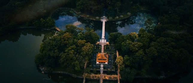 Nhìn từ trên cao, lăng Minh Mạng như mang dáng hình người đang trải mình trên tấm nệm nhung, gối đầu lên núi Kim Phụng, hai nửa hồ Trừng Minh như đôi cánh tay buông dài tận hưởng cuộc sống ung dung tự tại. Ảnh Trần Đình Đức Hiếu