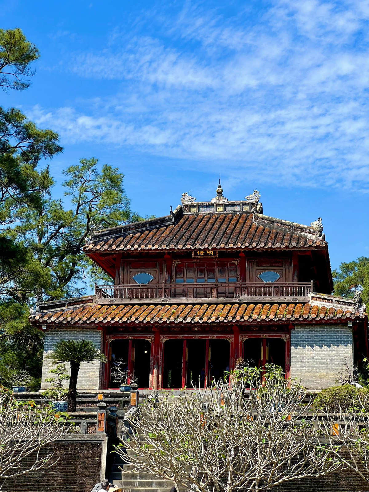 Sự hòa quyện giữa các công trình kiến trúc lộng lẫy và cảnh sắc nên thơ tạo nên vẻ đẹp riêng có của Hiếu Lăng. Ảnh Internet