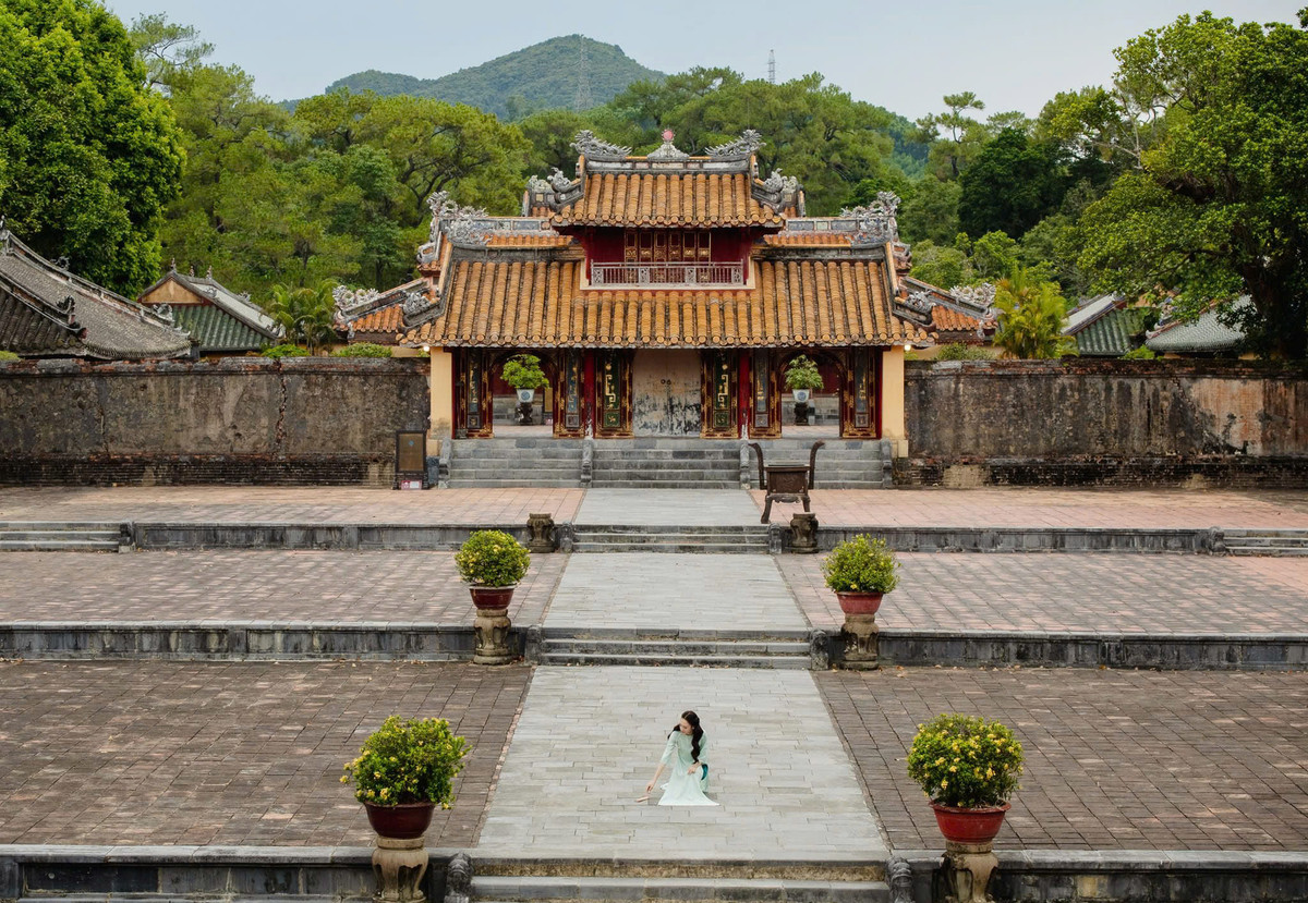 Lăng Minh Mạng với vẻ đẹp kết hợp hài hòa giữa kiến trúc cổ điển cùng các gam màu truyền thống, đậm chất Nho giáo xưa với kết cấu trục đối xứng ấn tượng đã thật sự trở thành điểm tham quan lý tưởng nơi xứ Huế mộng mơ. Ảnh Tay Le Van