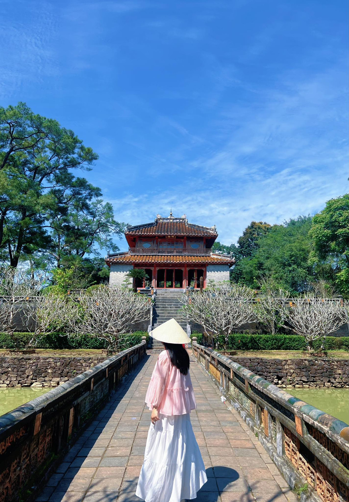 Lăng Minh Mạng nằm cách trung tâm thành phố Huế khoảng 12km, du khách có thể chọn cách di chuyển bằng xe máy, ô tô để đến đây. Ảnh