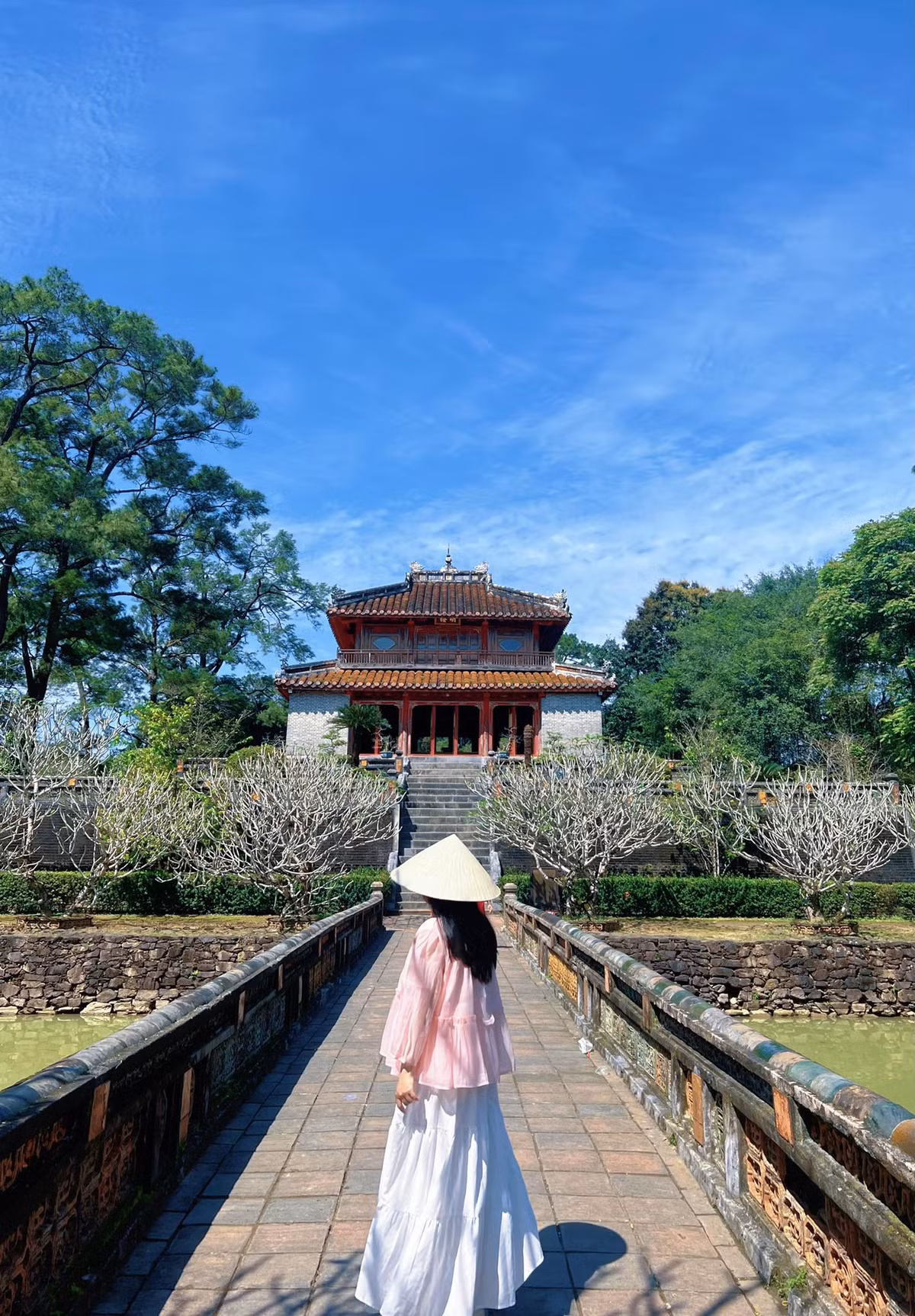 Lăng Minh Mạng nằm cách trung tâm thành phố Huế khoảng 12km, du khách có thể chọn cách di chuyển bằng xe máy, ô tô để đến đây. Ảnh