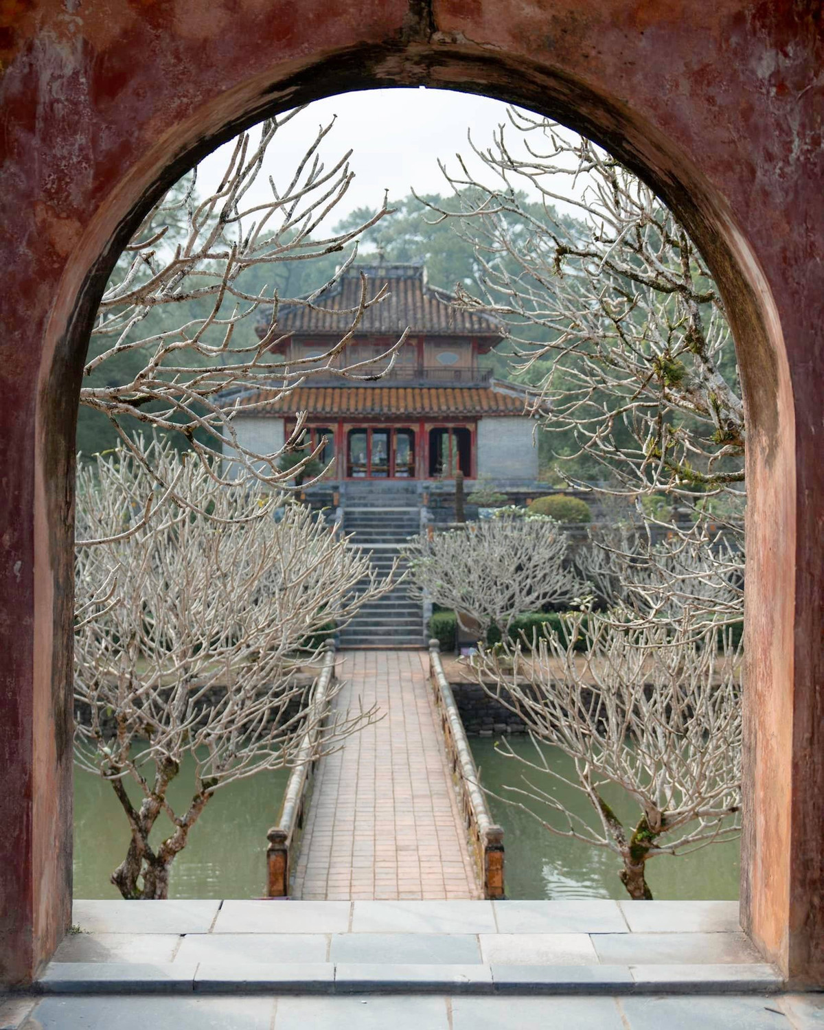 Màu sắc cổ kính truyền thống là nét thường thấy trong lăng vua Minh Mạng. Ảnh Bùi Quang Thụy