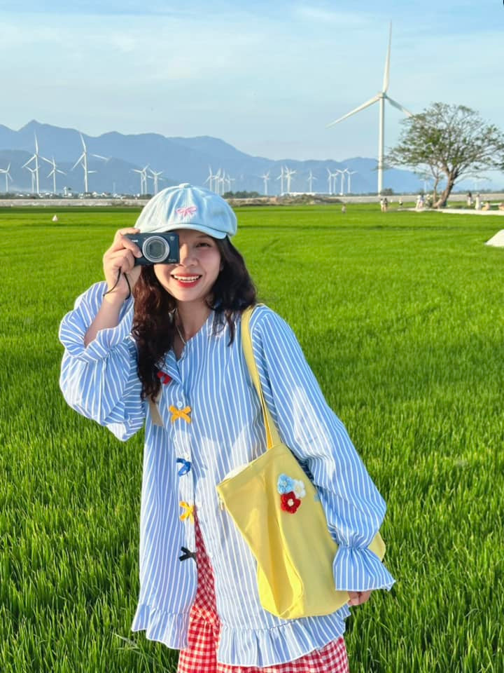 Không chỉ đơn thuần là một công trình năng lượng, cánh đồng điện gió Đầm Nại chính là điểm dừng chân lý tưởng cho những ai muốn tận hưởng không gian thanh bình và ghi lại khoảnh khắc mùa màng trong năm. Ảnh Bích Ngọc