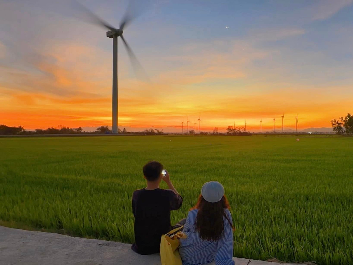 Hoàng hôn xuống, bầu trời được nhuộm sắc đỏ hồng rực rỡ, phản chiếu xuống cánh đồng lúa tạo nên một bức tranh thiên nhiên vừa hùng vĩ, vừa lãng mạn.