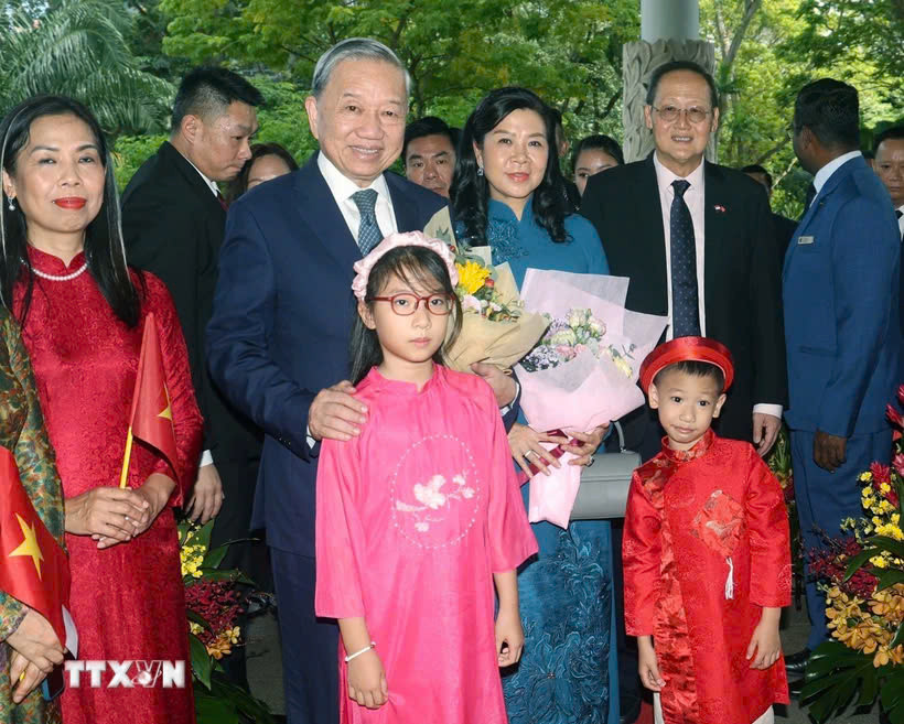 Tổng Bí Thư và Phu nhân bắt đầu thăm chính thức Cộng hòa Singapore Tong Bi Thu va Phu nhan bat dau tham chinh thuc Cong hoa Singapore