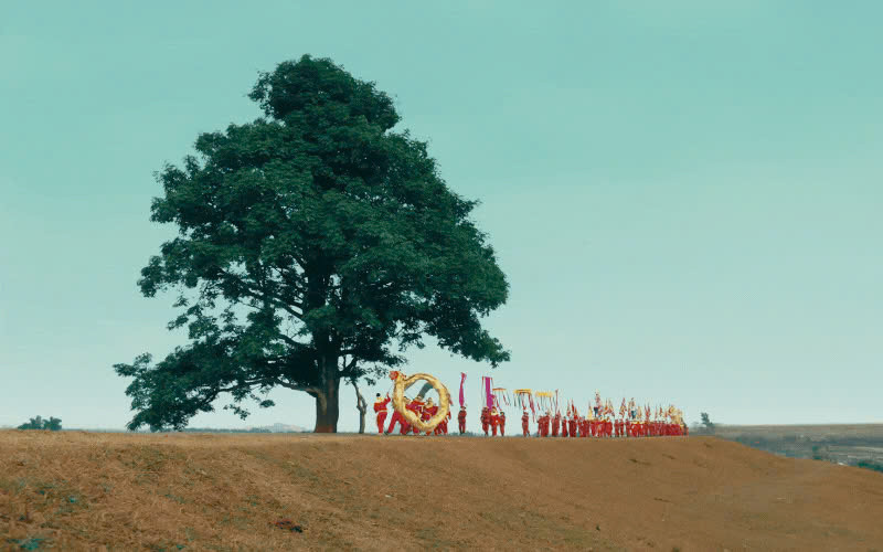 Mở đầu MV là con đường đất mộc mạc chạy dọc theo dòng sông êm đềm, bao quanh là đồng ruộng bát ngát, tất cả tạo nên một bức tranh làng quê Bắc Bộ giản dị nhưng đầy sức sống. Ảnh Internet