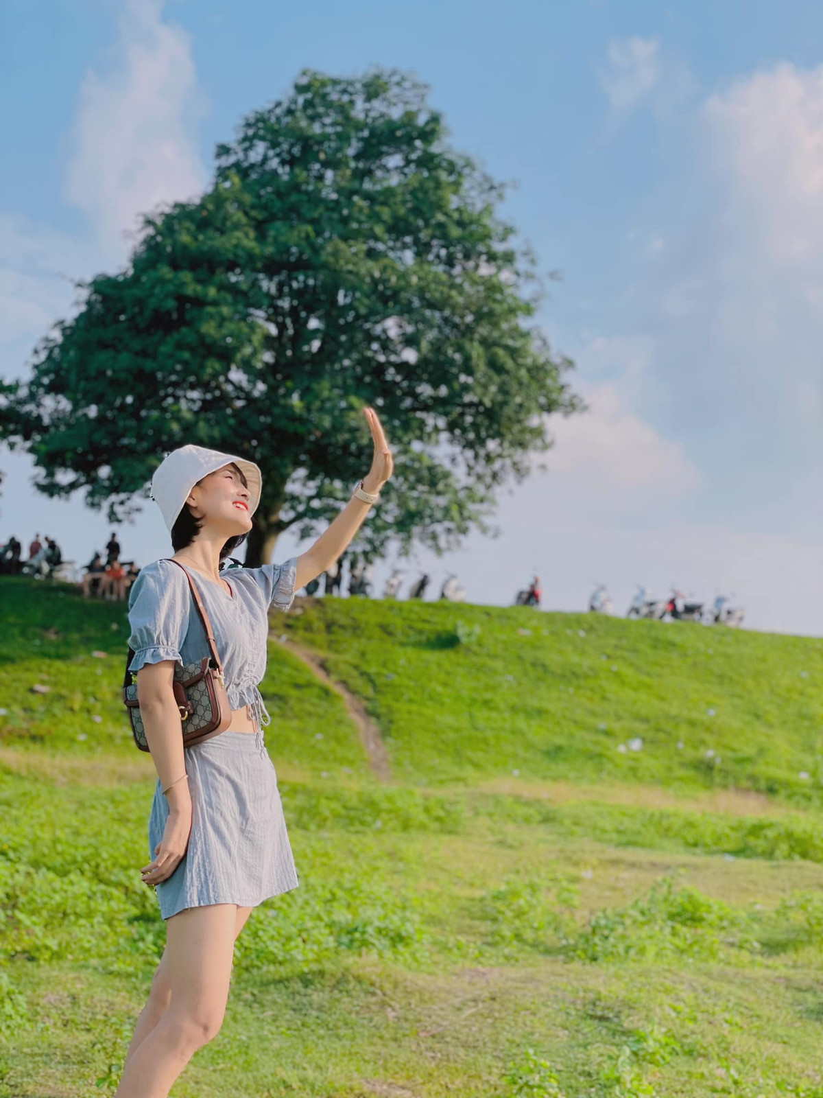 Ngoài ra, trên đường tới cây cô đơn - địa điểm du lịch tại Bắc Ninh được nhiều bạn trẻ yêu thích, du khách cũng có thể dừng lại bên đường để check-in cùng những hàng cây xanh mướt, bãi đá dọc triền đê,... Ảnh Intermet