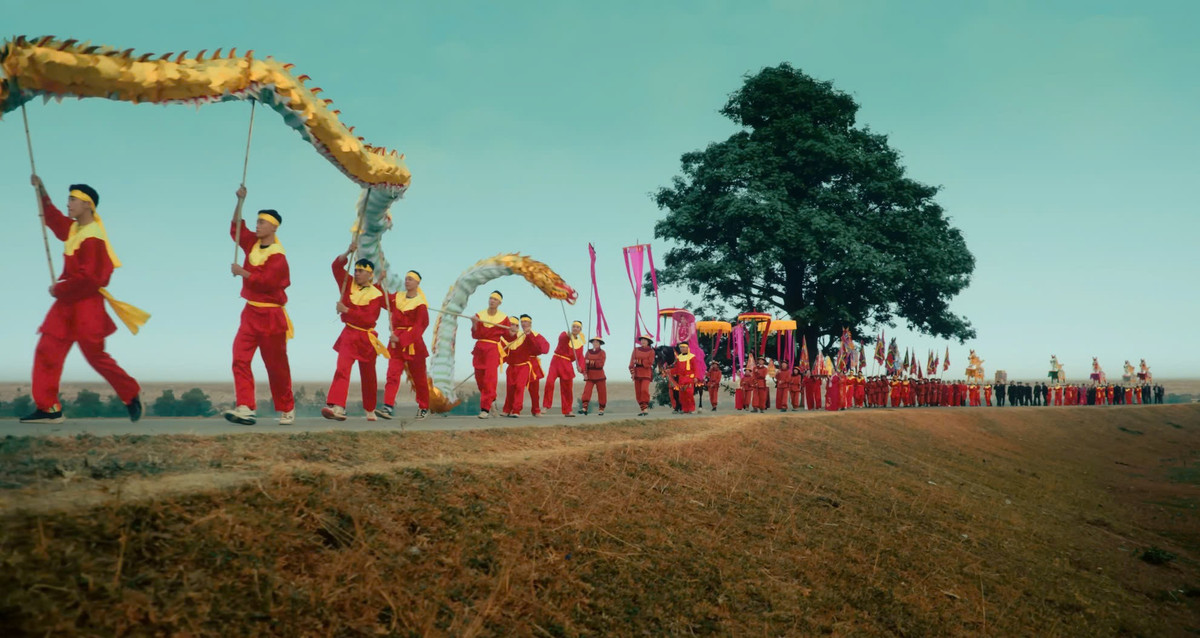 Điểm nhấn đặc biệt là hình ảnh "cây cô đơn" đứng sừng sững giữa không gian bao la, như một chứng nhân thời gian, gợi lên cảm giác hoài niệm và thân thuộc. Ảnh Interent