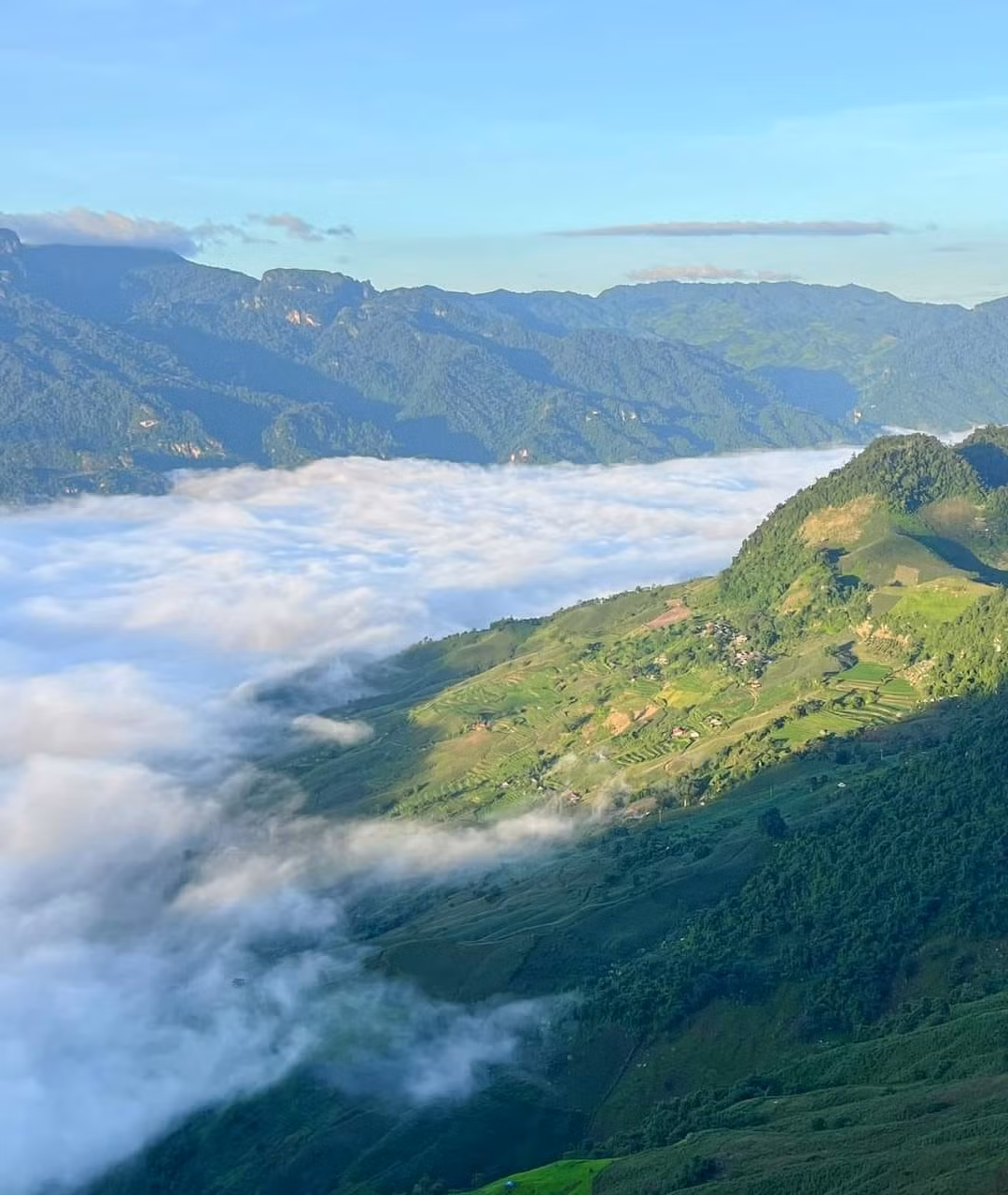 Nằm cheo leo giữa những dãy núi đá vôi hùng vĩ và rừng nguyên sinh xanh mướt, bản Pa Phách hiện lên như một bức tranh thủy mặc, với những nếp nhà sàn ẩn mình giữa lòng Bắc. Ảnh Oanh Bùi
