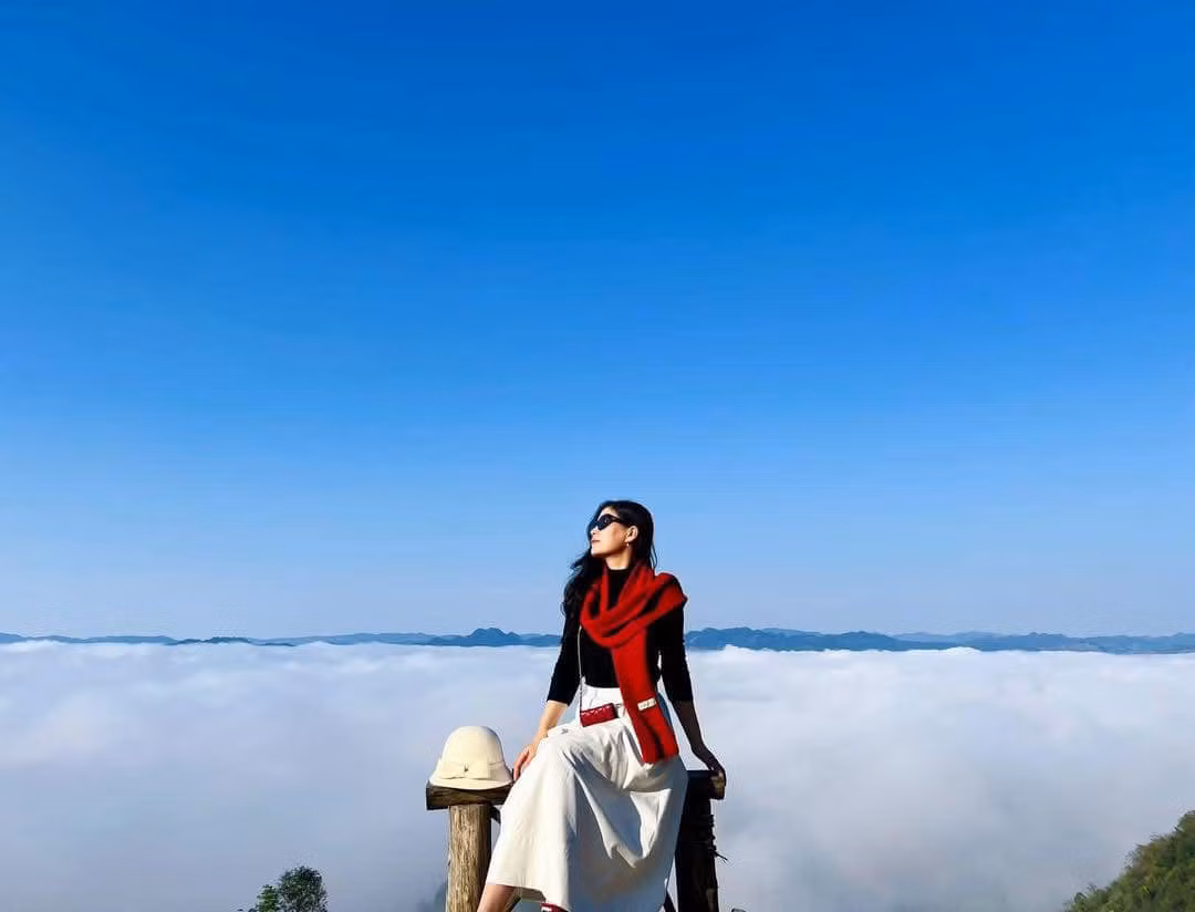 Còn gì tuyệt hơn khi đứng giữa biển mây, hít thở không khí trong lành, ngắm nhìn khung cảnh thiên nhiên hùng vĩ quả. Ảnh Tùng Lâm