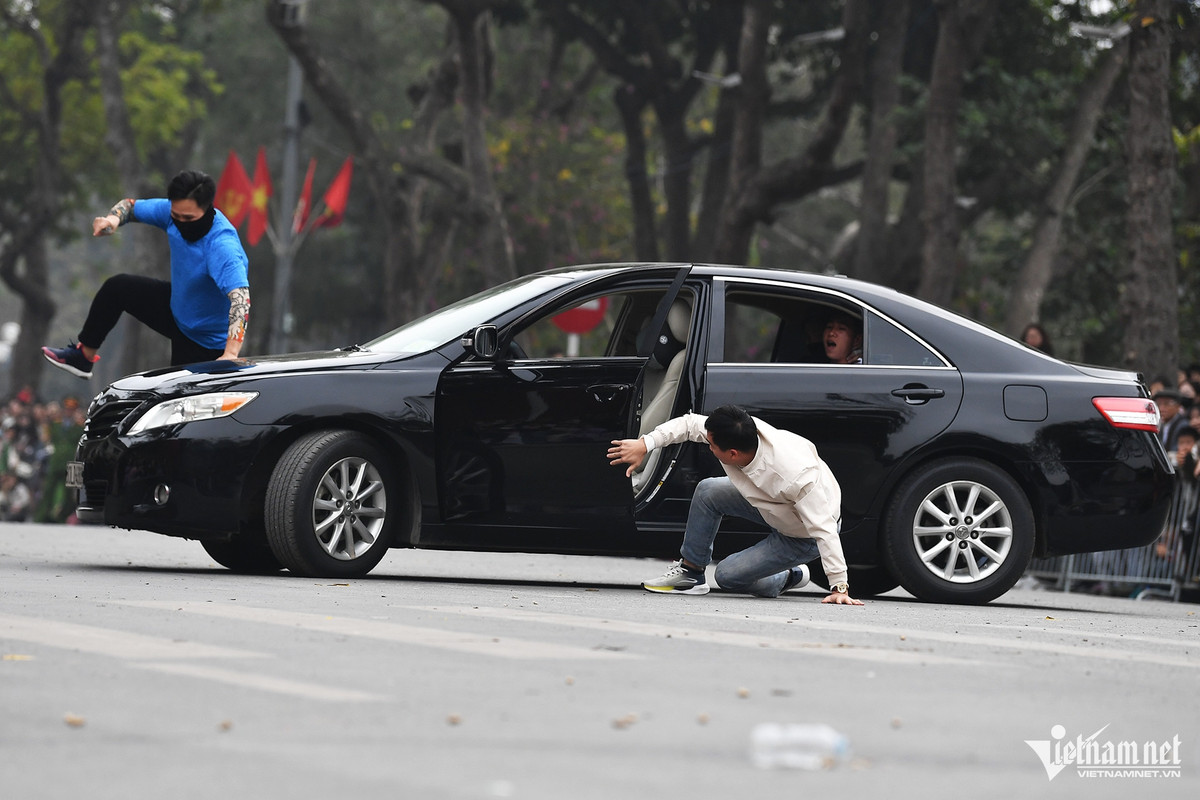 Tại buổi trình diễn khí công và tấn công tội phạm của lực lượng công an trên phố đi bộ Đinh Tiên Hoàng vừa qua, nhiều khán giả đã trầm trồ khi được chứng kiến tài năng võ thuật của các chiến sĩ Cảnh sát cơ động qua các kịch bản giao đấu với tội phạm. Một trong các tiết mục hấp dẫn đó là màn giao chiến khi tội phạm bất ngờ tấn công một chiếc ô tô nhãn hiệu Camry chở nhân vật quan trọng.