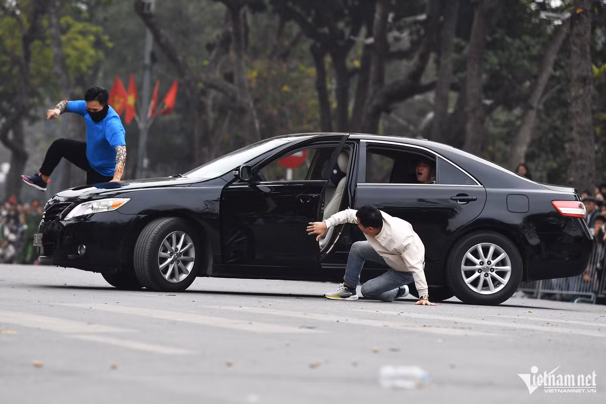 Tại buổi trình diễn khí công và tấn công tội phạm của lực lượng công an trên phố đi bộ Đinh Tiên Hoàng vừa qua, nhiều khán giả đã trầm trồ khi được chứng kiến tài năng võ thuật của các chiến sĩ Cảnh sát cơ động qua các kịch bản giao đấu với tội phạm. Một trong các tiết mục hấp dẫn đó là màn giao chiến khi tội phạm bất ngờ tấn công một chiếc ô tô nhãn hiệu Camry chở nhân vật quan trọng.
