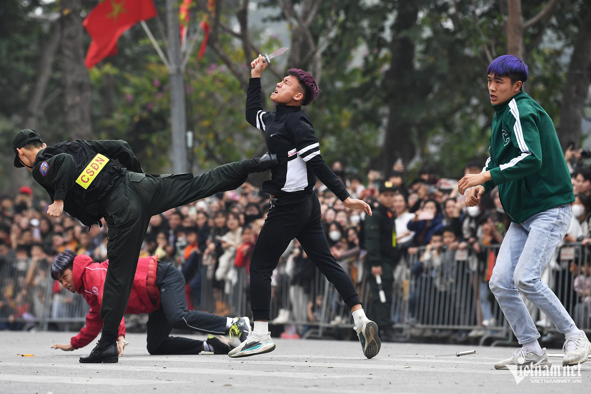 Trước tình thế bị động, tổ công tác đã phản đòn tấn công bọn tội phạm bằng những ngón đòn võ thuật điêu luyện.