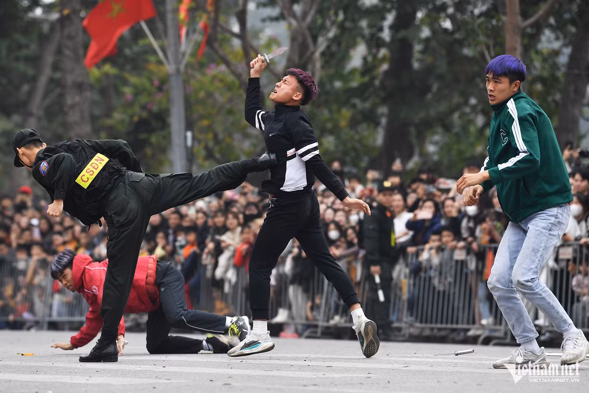 Trước tình thế bị động, tổ công tác đã phản đòn tấn công bọn tội phạm bằng những ngón đòn võ thuật điêu luyện.