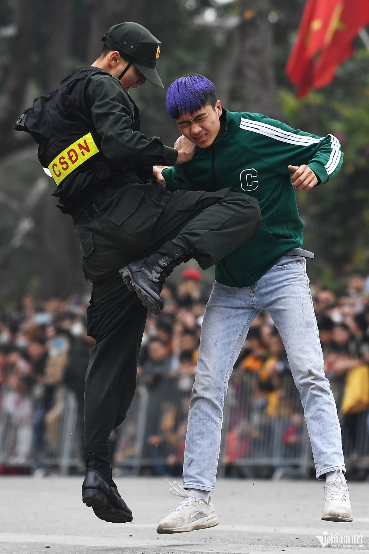 Những người đóng vai kẻ quá khích trong kịch bản này cũng đều là cán bộ chiến sĩ của lực lượng Cảnh sát cơ động.