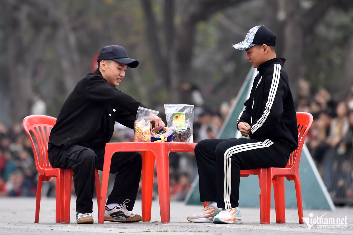 Kịch bản khác, tổ công tác an ninh trong quá trình tuần tra phát hiện nhóm thanh niên có biểu hiện say xỉn, khống chế cướp giật tài sản và hành hung người dân.