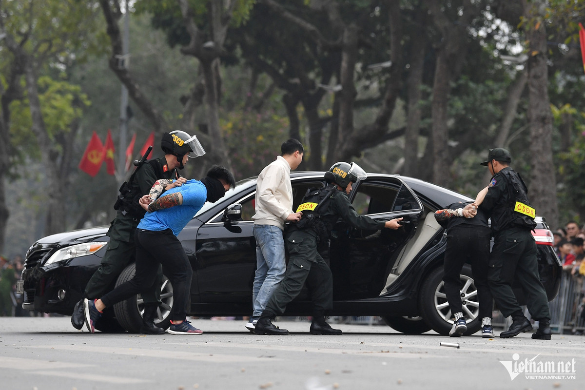 hỉ trong ít phút, những đối tượng quá khích đã bị tóm gọn, đưa về trụ sở công an để xử lý.