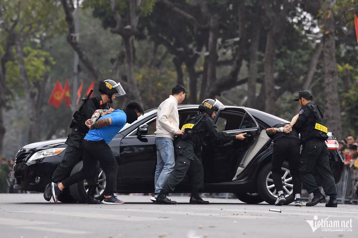Chỉ trong ít phút, những đối tượng quá khích đã bị tóm gọn, đưa về trụ sở công an để xử lý.