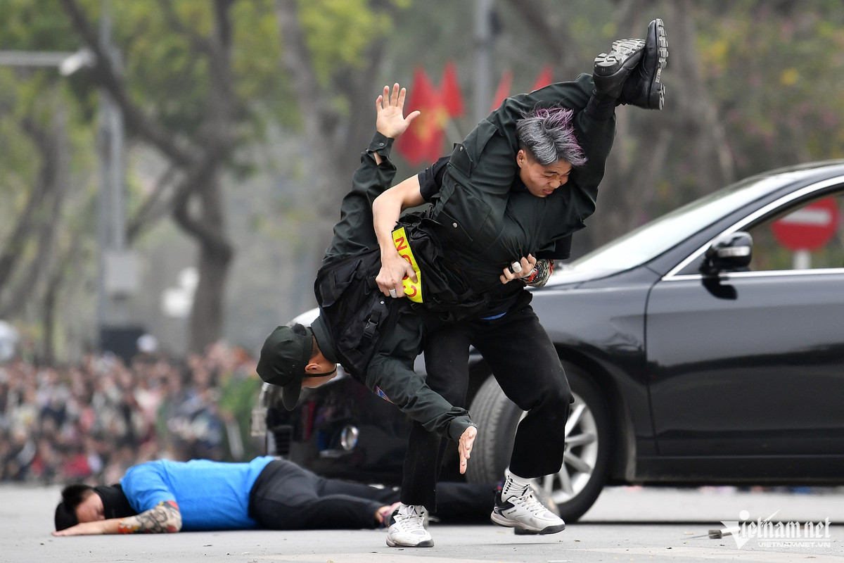 rong quá trình giao chiến có nhiều tình huống chiến sĩ cảnh sát bất ngờ gặp nguy hiểm nhưng nhờ thông minh, gan dạ, người lính đã phản đòn khiến đối phương ngã gục.