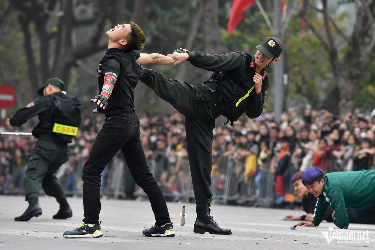 ác miếng võ như lên gối, bẻ quặt tay, bay người tung cú đá quyết định được các chiến sĩ thể hiện khéo léo trước hàng nghìn khán giả đứng hai bên phố Đinh Tiên Hoàng.