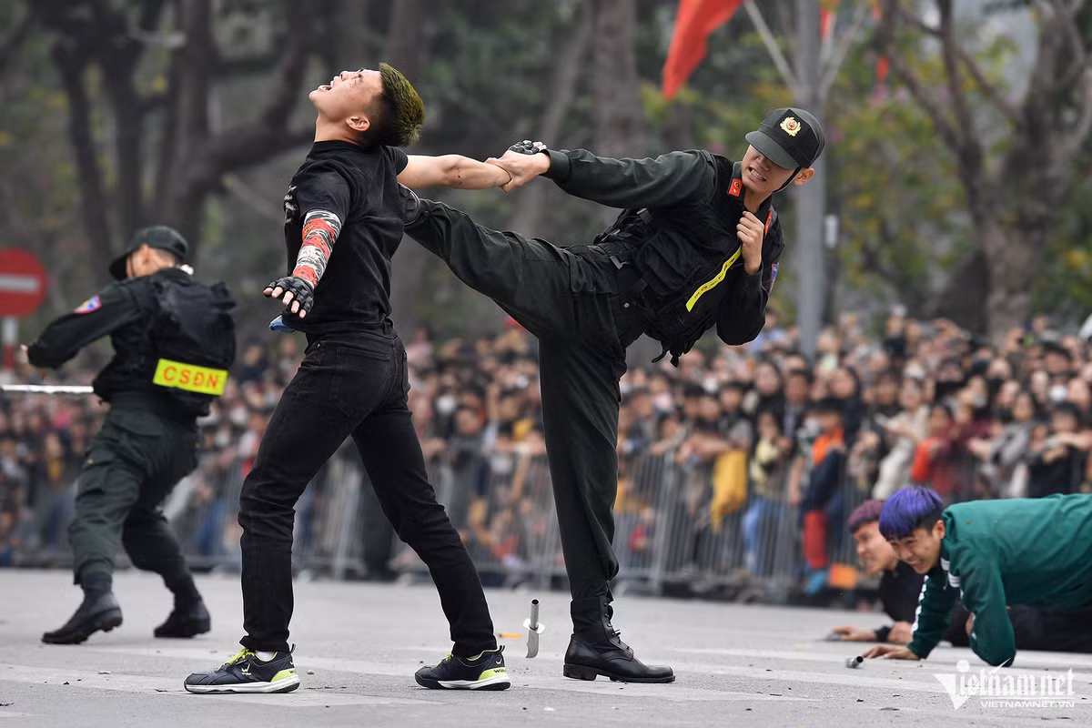 Các miếng võ như lên gối, bẻ quặt tay, bay người tung cú đá quyết định được các chiến sĩ thể hiện khéo léo trước hàng nghìn khán giả đứng hai bên phố Đinh Tiên Hoàng.