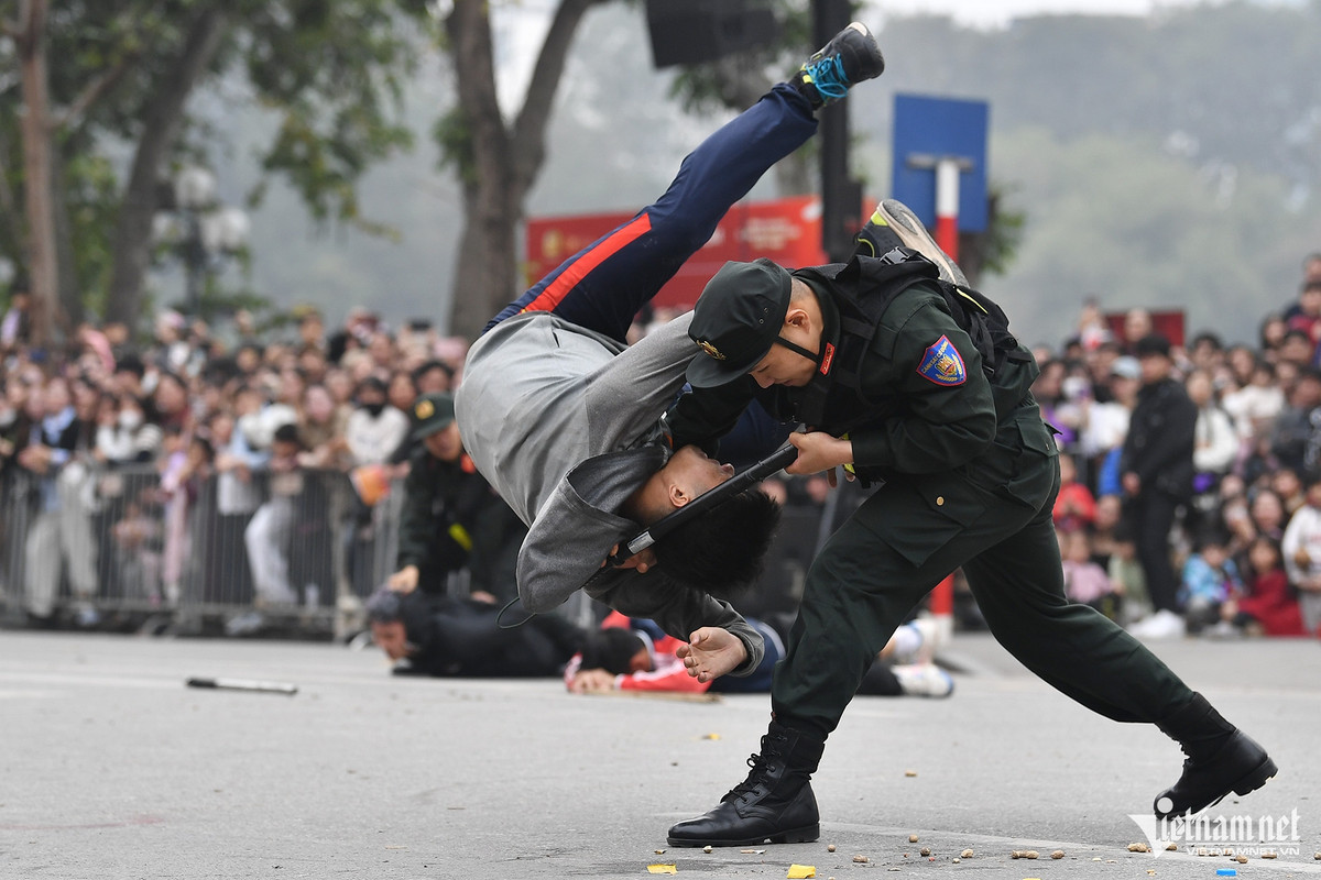 hỉ sau ít phút, tất cả những đối tượng bị chặn đứng nhờ tài năng võ thuật của các chiến sĩ Cảnh sát cơ động.