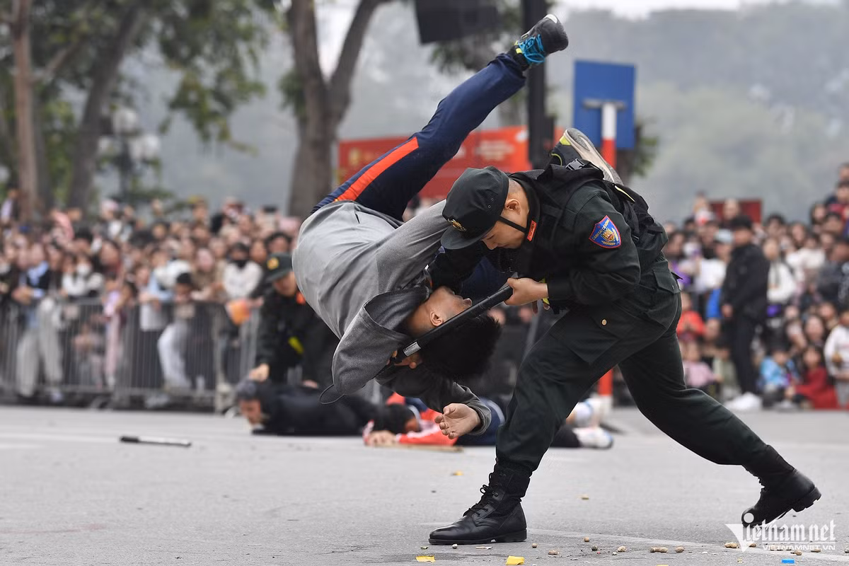 Chỉ sau ít phút, tất cả những đối tượng bị chặn đứng nhờ tài năng võ thuật của các chiến sĩ Cảnh sát cơ động.