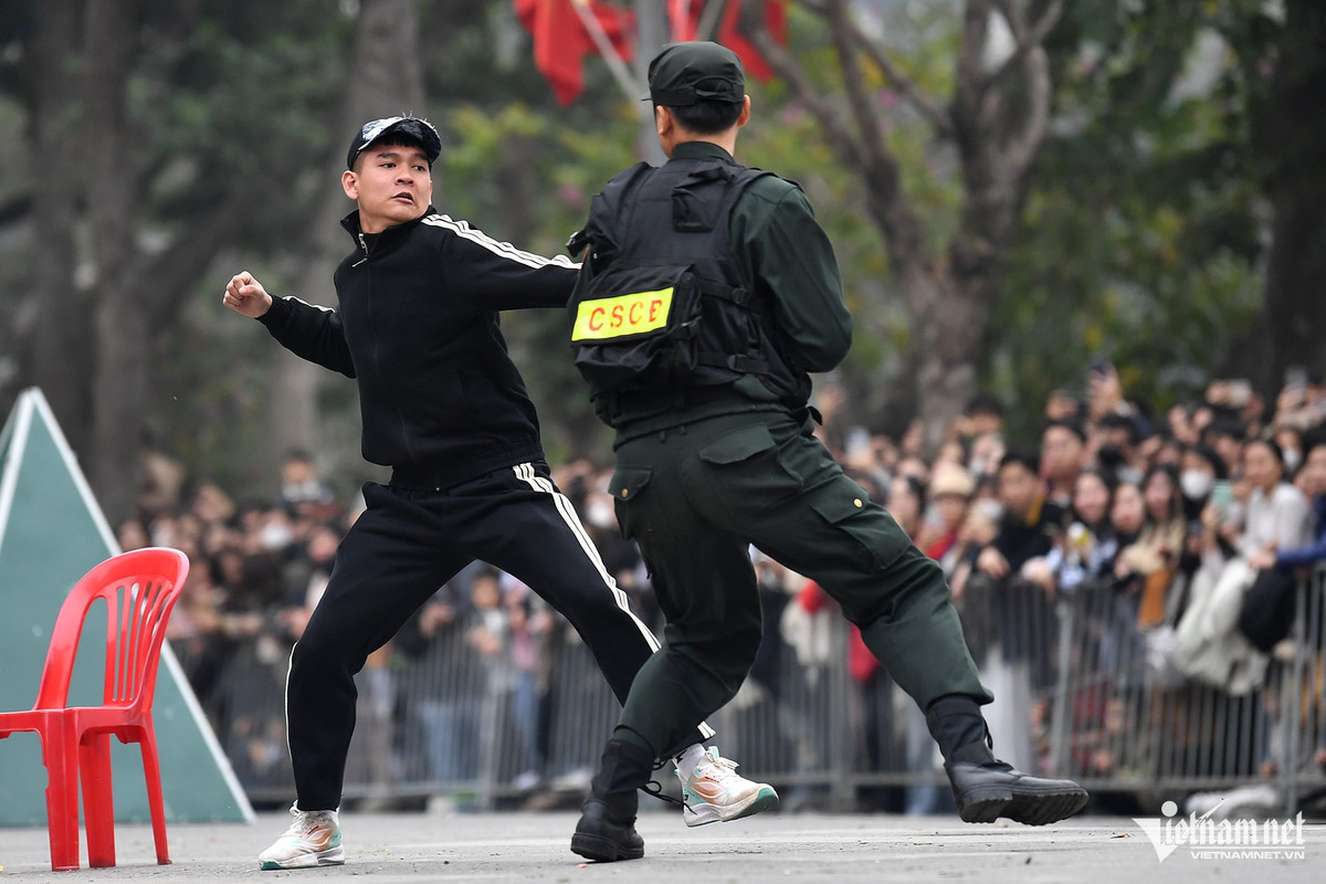 ác đối tượng có vũ khí và rất manh động, bất ngờ lao vào tấn công lực lượng an ninh.